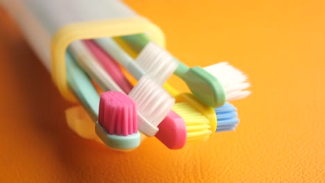 cepillos de dientes coloridos en un recipiente