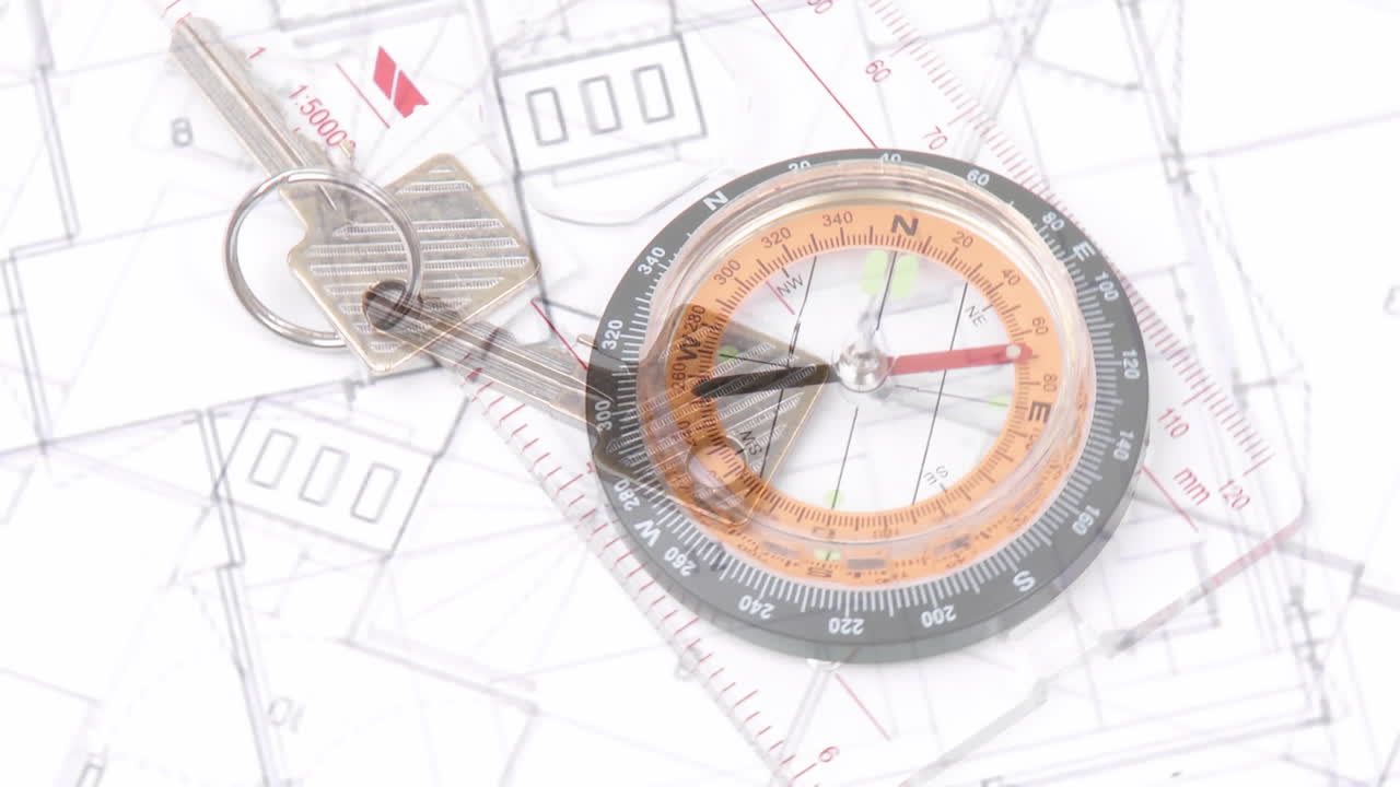 animación de la brújula y las llaves de la casa sobre los planos de la casa