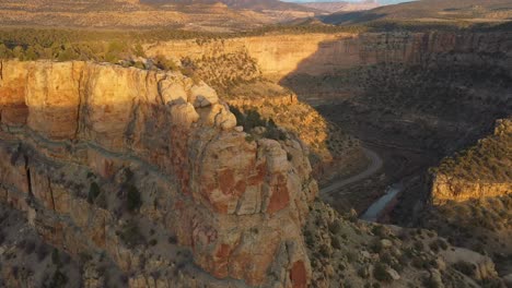 Bewegende-Aufnahme-Eines-Drohnenvideos-über-Butte-Bei-Sonnenuntergang-In-Colorado