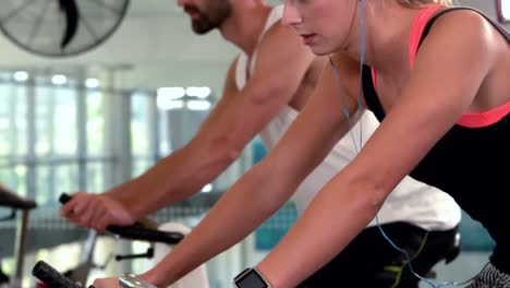 atleta en forma haciendo ejercicios en bicicleta
