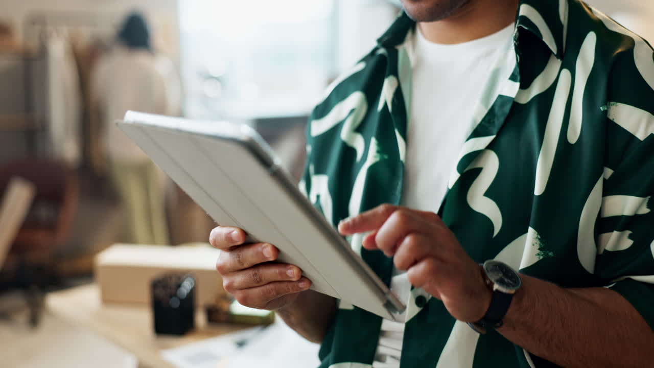 moda, distribución y persona en la tableta