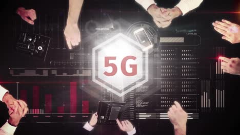 5g-Taste-In-Der-Mitte-Eines-Besprechungstisches-Mit-Interagierenden-Personen