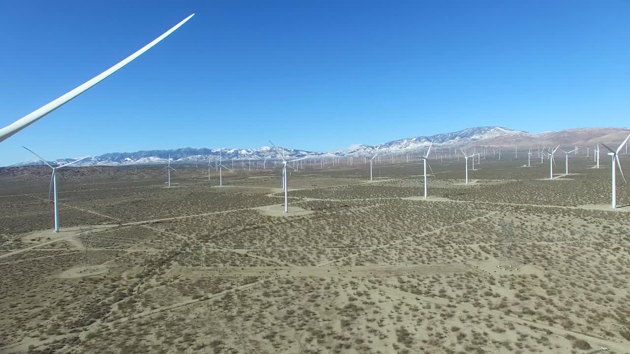 una buena antena a la altura de los ojos sobre un parque eólico del desierto de mojave mientras genera energía limpia para california 1
