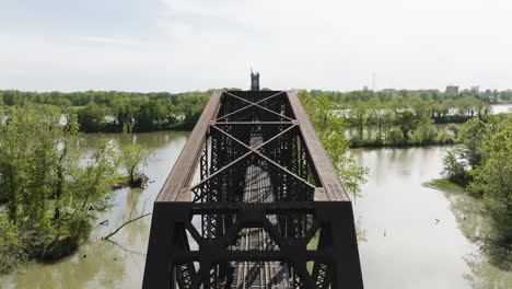 Puente-Ferroviario-Que-Cruza-El-Río-Arkansas-Desde-El-Parque-Lee-Creek-En-Van-Buren,-Arkansas,-Estados-Unidos