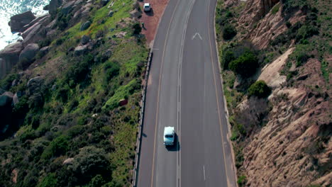 explorando el aire libre haciendo un viaje por carretera