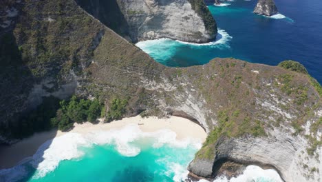 playa de dinosaurios nusa penida en bali indonesia