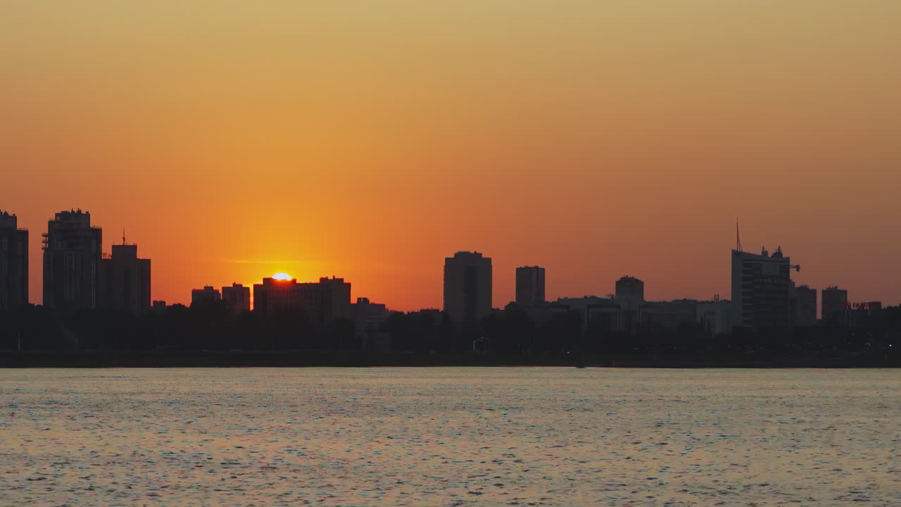 강 위의 해가 지는 도시 스카이라인