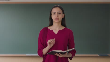 una profesora india feliz resolviendo el problema de un estudiante