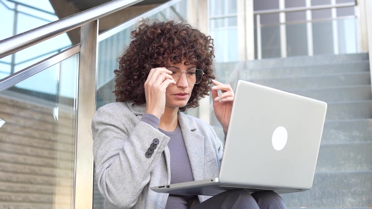 Una giovane professionista che lavora diligentemente al laptop mentre si gode la natura.