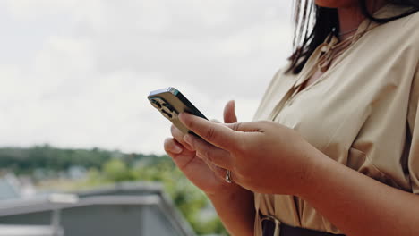 mujer usando teléfono inteligente al aire libre