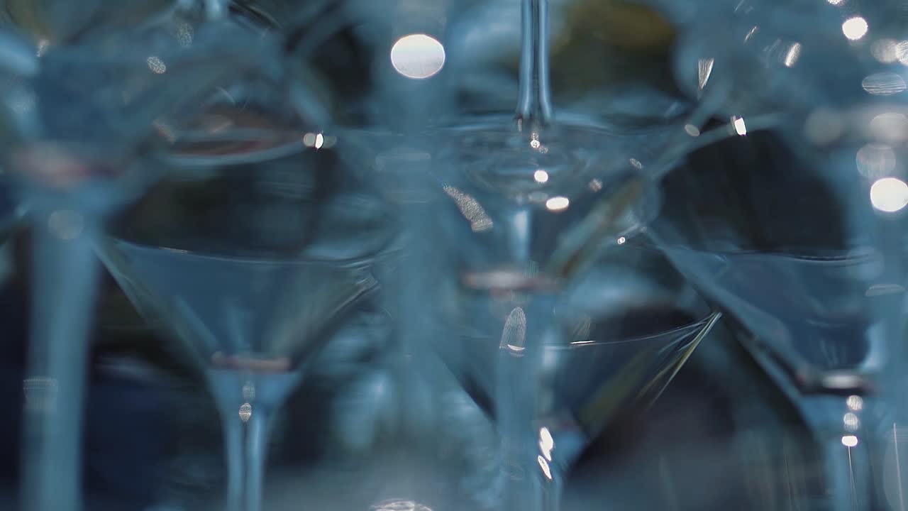 ⁇ 페인을 위한 컵은 슬라이드에 의해 배열됩니다.