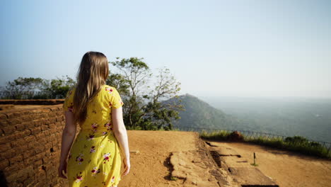 joven turista explorando el espectacular paisaje de sri lanka desde la roca de los leones