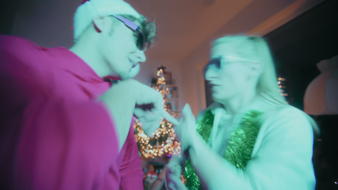 pareja disfrutando mientras bailan durante la fiesta durante la navidad