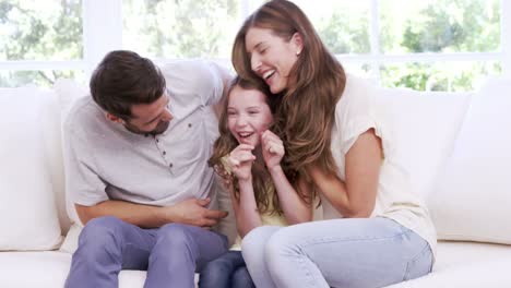 Padres-Jugando-Con-Hija