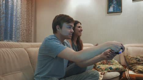 pareja jugando videojuegos en casa