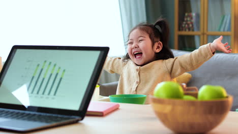 노트북에서 일하는 알아보기 힘든 여자