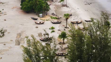 barcos de pesca abandonados en la playa de kuakata cerca de la aldea de bangladesh