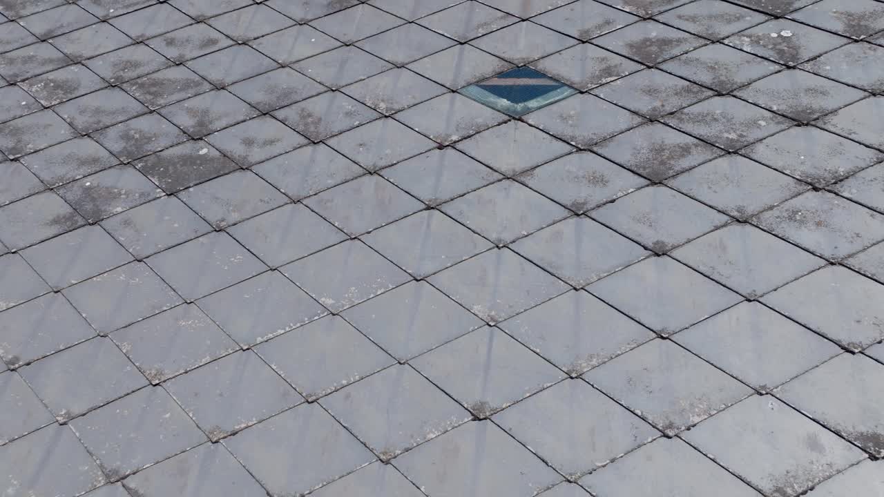 el deteriorado techo eterno de una vieja casa.