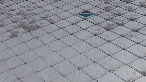 el deteriorado techo eterno de una vieja casa.