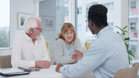 senior, pareja y apretón de manos para financiero