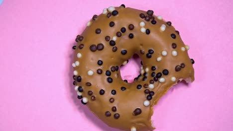 delicioso y dulce donut girando sobre un fondo de colores