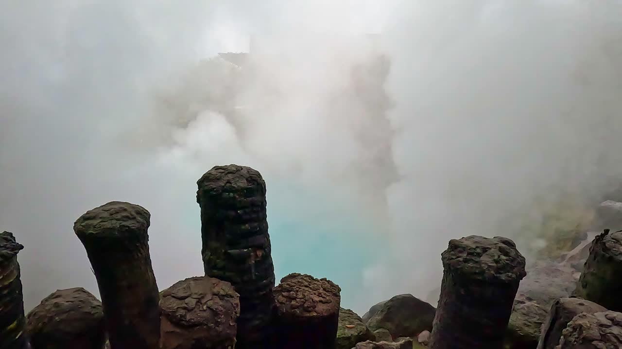 우미 지고쿠 (umi jigoku) 또는 바다 지옥은 뜨거운  ⁇ 과 함께 베푸 (beppu) 에서  ⁇ 어 나오는 코발트 물을  ⁇ 어내는 게이저입니다.