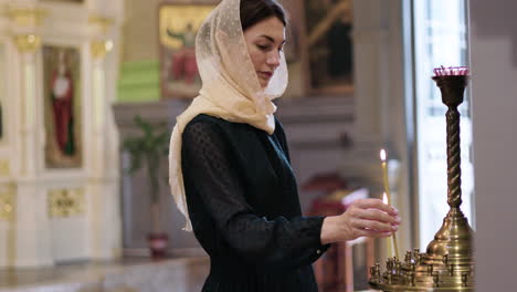 mujer en la iglesia