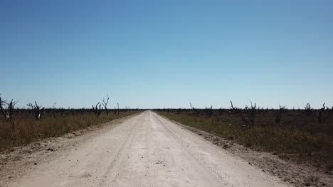 Larga-Vista-Aérea-Del-Camino-De-Tierra-Del-Desierto-En-Botswana-Increíble-Lago-Seco