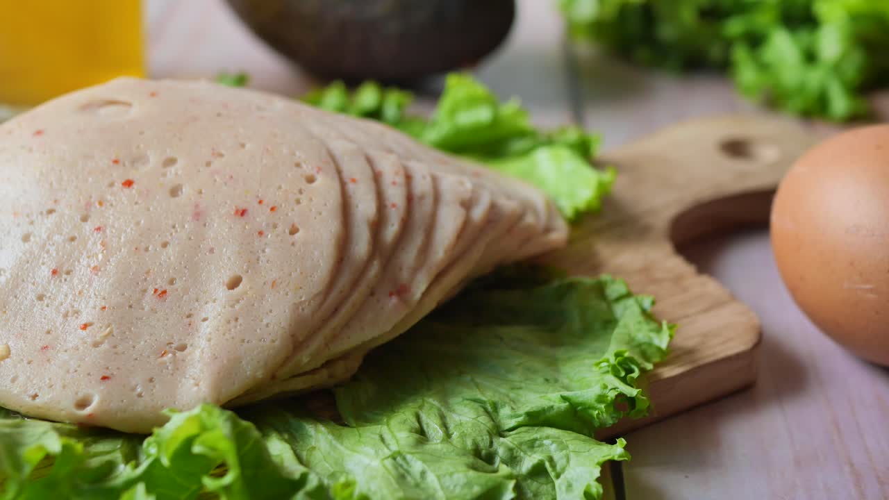 carne procesada en rodajas en lechuga
