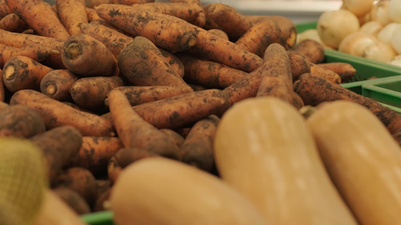 verduras orgánicas frescas en el mercado de los agricultores. verduras crudas