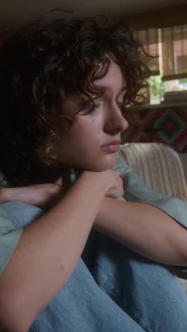 una mujer joven se siente triste.