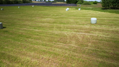 imágenes de drones de la matriz de la granja de paneles solares en un día soleado