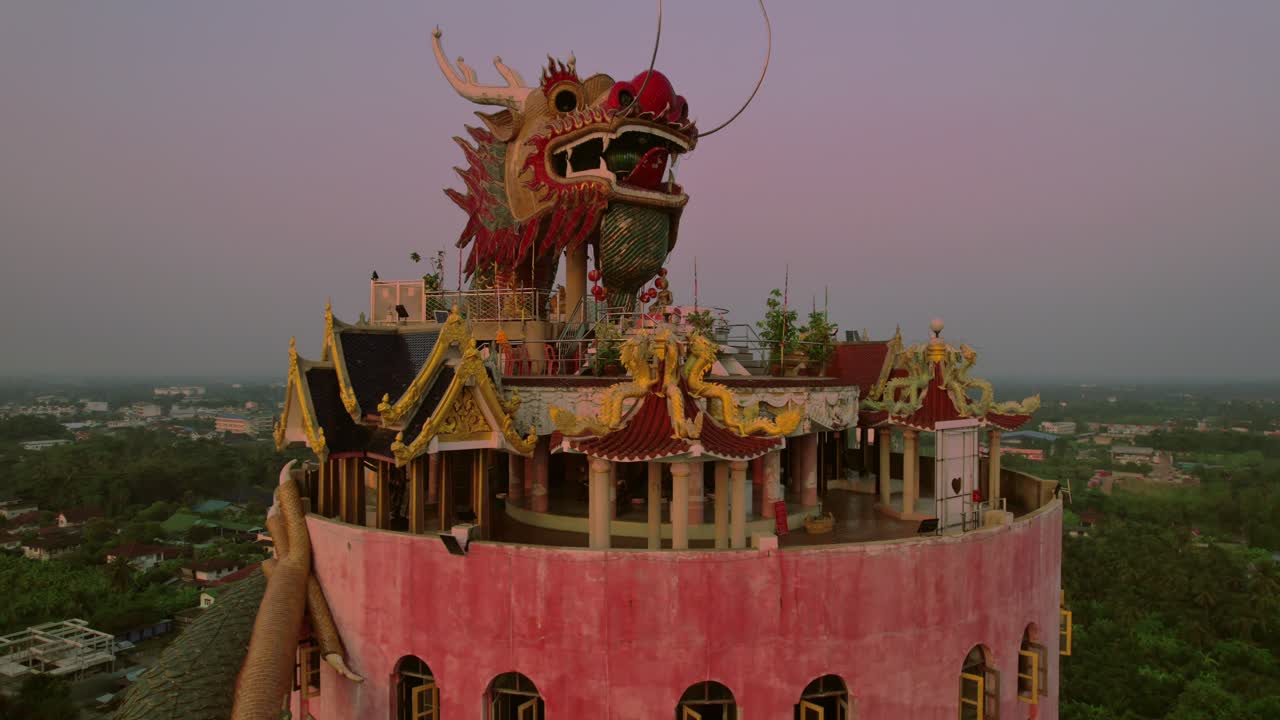 Toàn cảnh Chùa Wat Samphran và tòa nhà Phật giáo ở Nakhon Pathom.