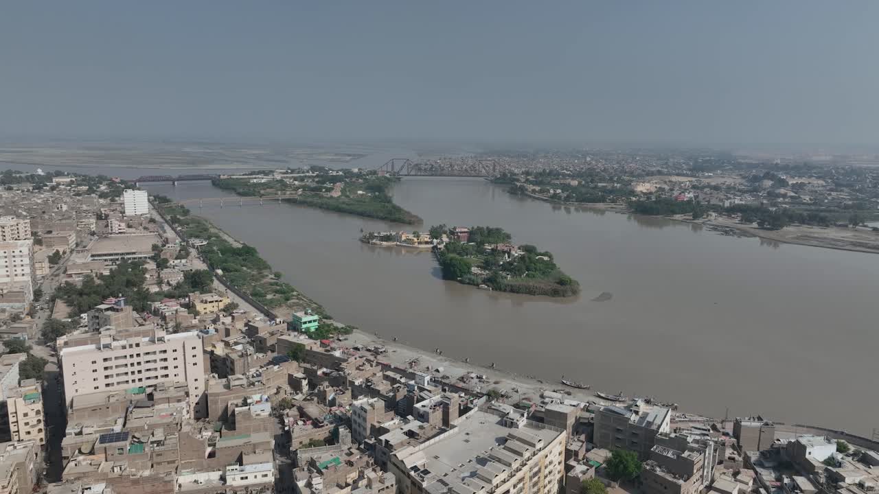 el horizonte de la ciudad de sukkur y el río indus, sindh, pakistán - aéreo