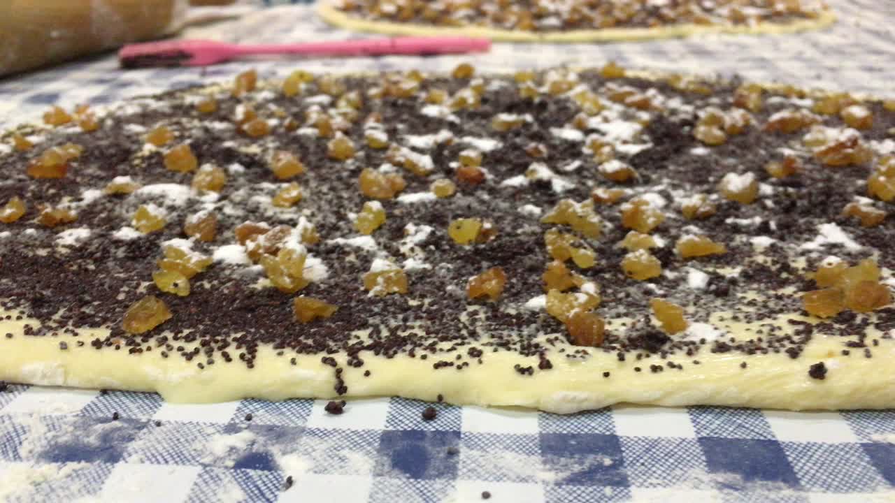 etapa de preparación del rollo de plato nacional con semillas de amapola y pasas