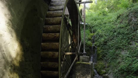 Wooden-water-mill,-non-running,-hydropower-using-the-power-of-running-water