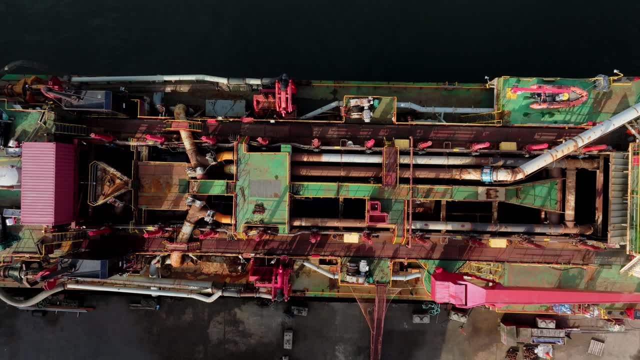 buque de dragado de succión en el río fraser en la columbia británica