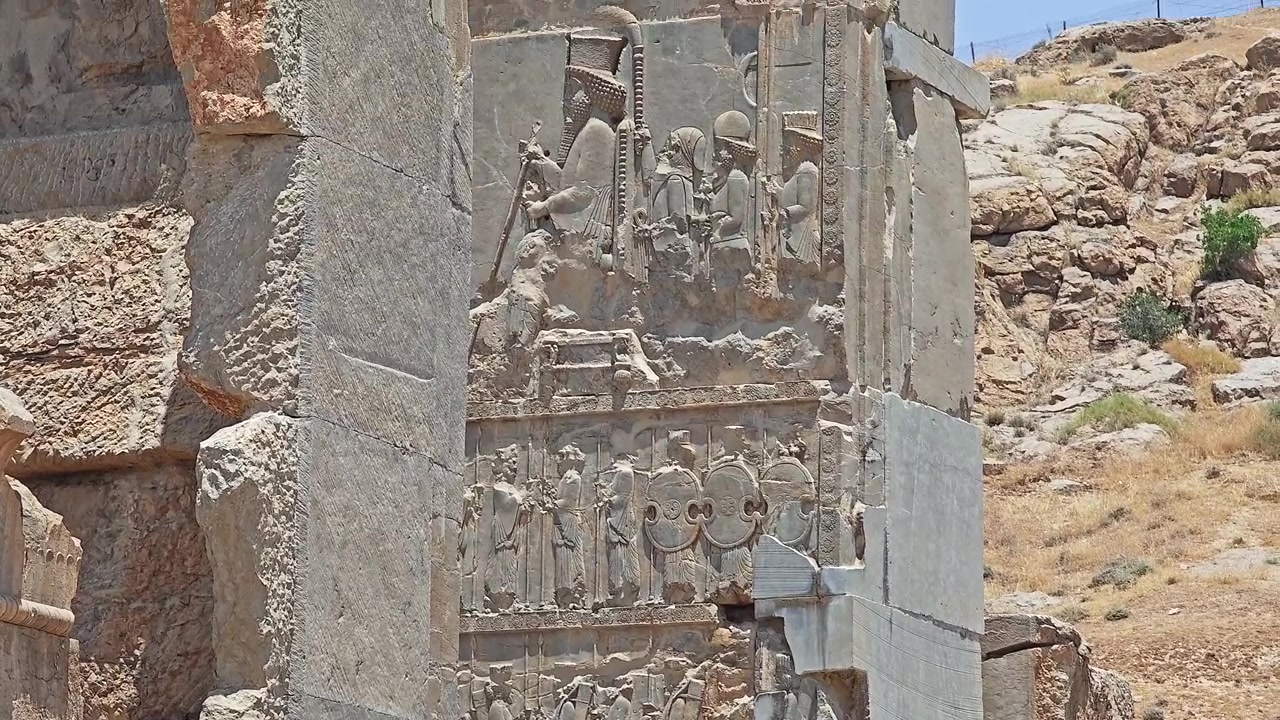 Ukiran Bas-Relief Batu Kuno di Situs Arkeologi Persepolis