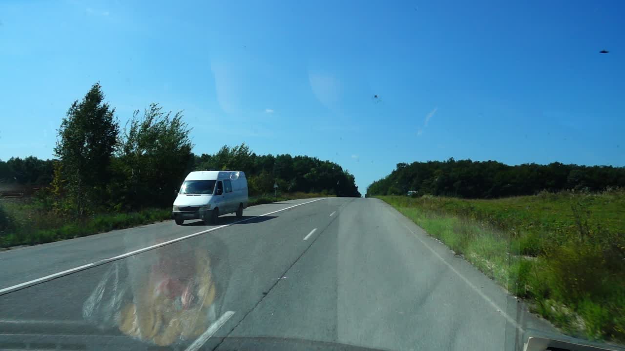 Riprese in movimento in auto sul percorso.