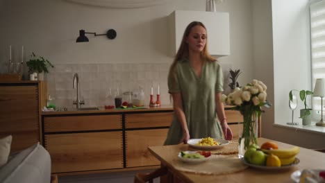 una mujer comiendo en una cocina.