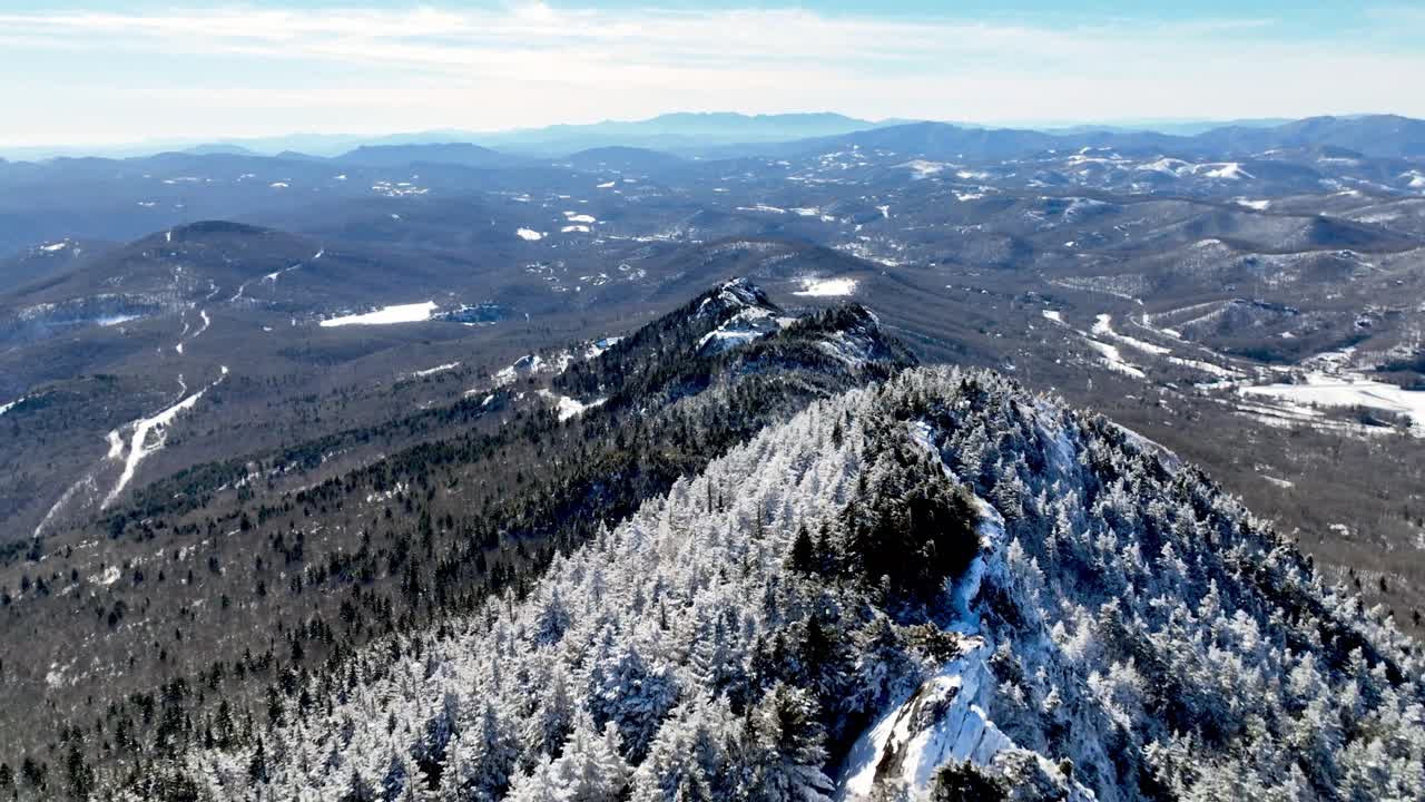 스노우와 림 아이스 (rime ice) 위에서 대부 산 (grandfather mountain) 위에서 북캐롤라이나 (north carolina) 에서 공중에서 철수합니다.