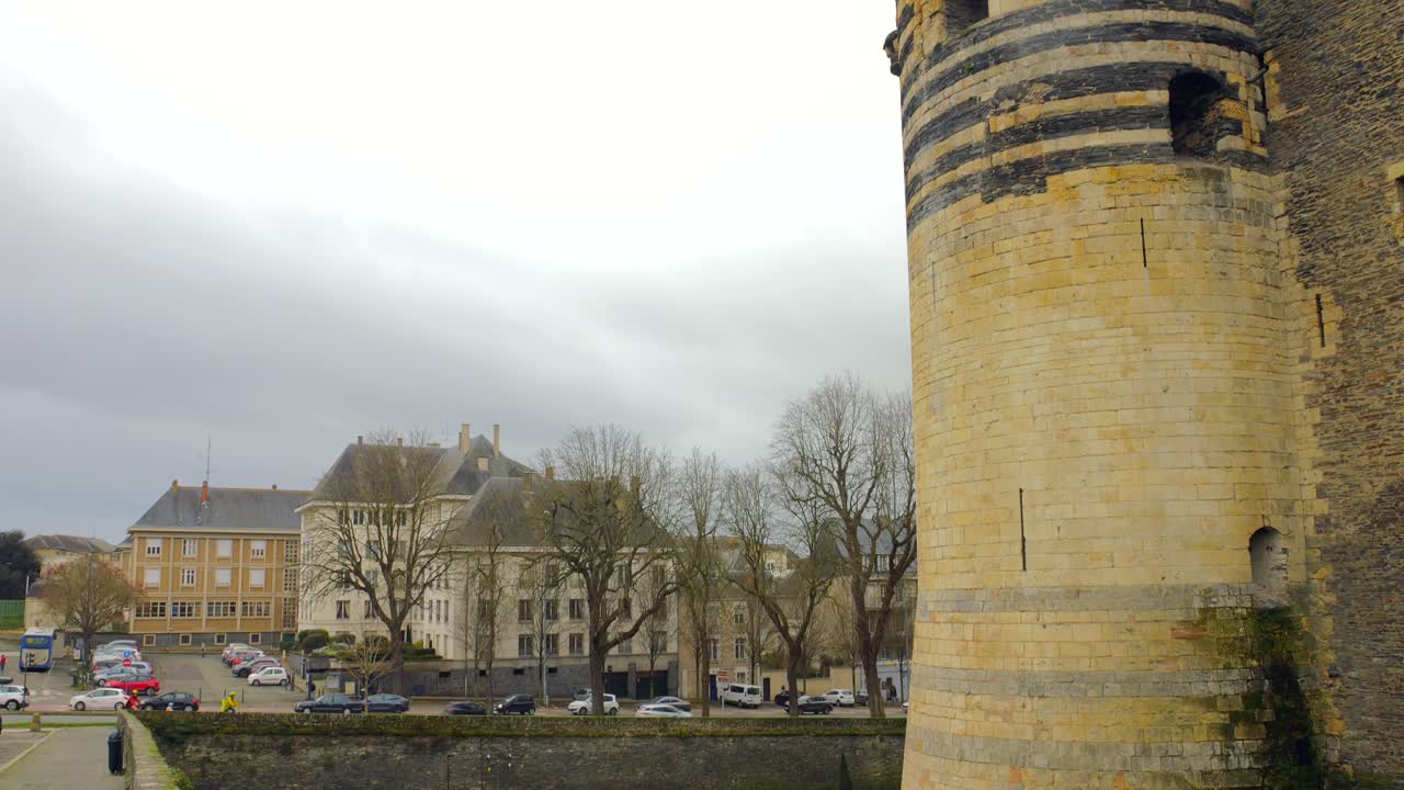 Struttura e giardino dello Château d'Angers nella città di Angers, Francia - inquadratura verso il basso.