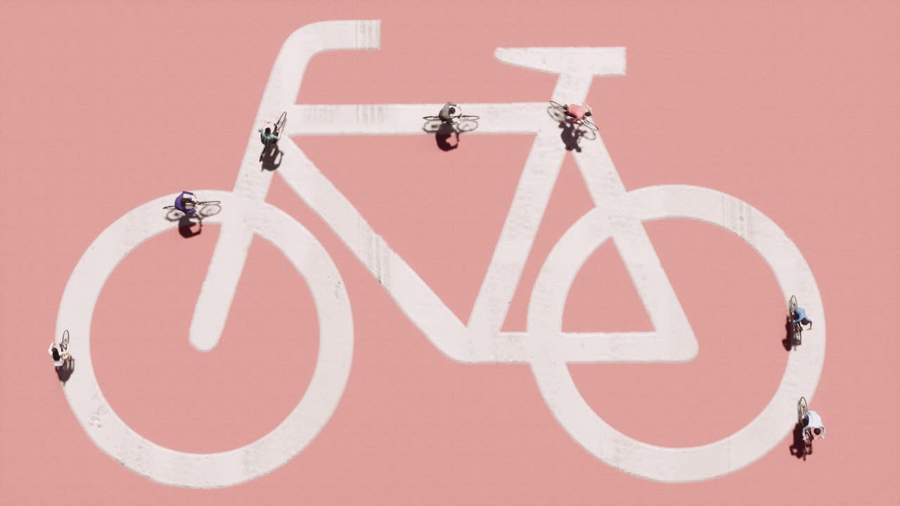 거대한 꼭대기에서 움직이는 자전거 타는 사람과 자전거