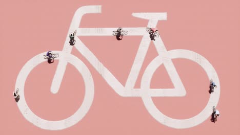 bicicletas con ciclistas moviéndose encima de enormes