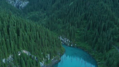 Kaindy-See-In-Kasachstan,-Auch-Als-Birkensee-Oder-Unterwasserwald-Bekannt