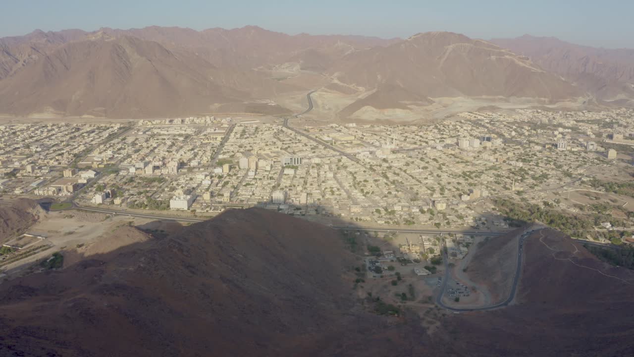 Khorfakkan şehrini büyüleyici bir hava manzarasında keşfedin.