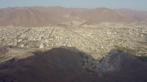 Entdecken-Sie-Die-Stadt-Khorfakkan-Aus-Der-Atemberaubenden-Luftaufnahme