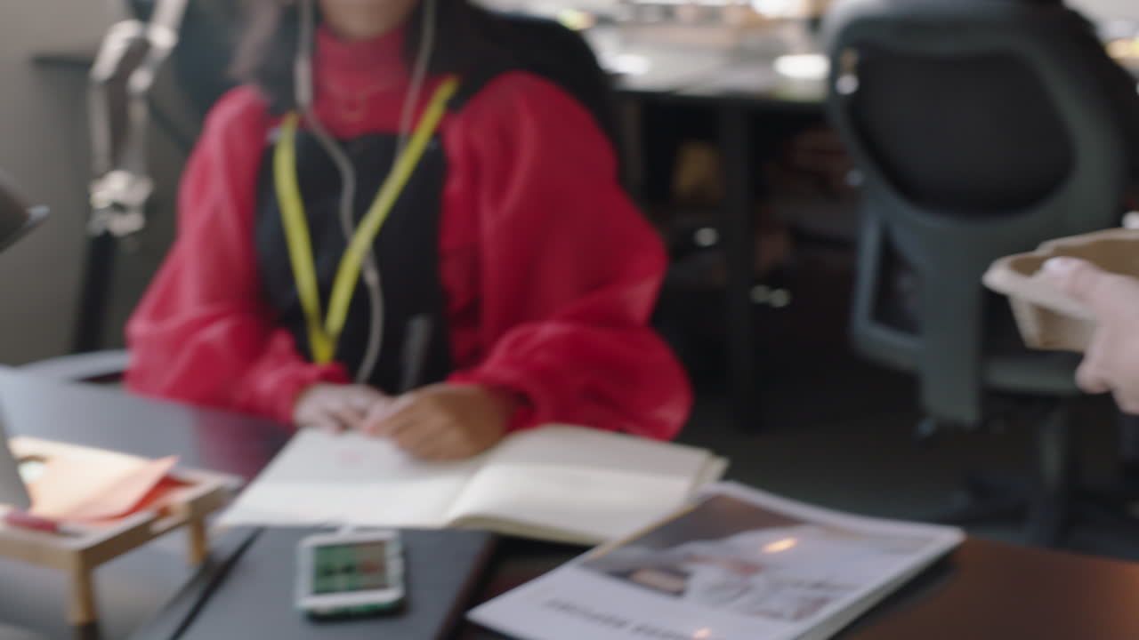 manos cerradas mujer de negocios líder de equipo compartiendo café con colegas trabajando en una oficina ocupada apoyando el trabajo en equipo exitoso empleados sonriendo felices