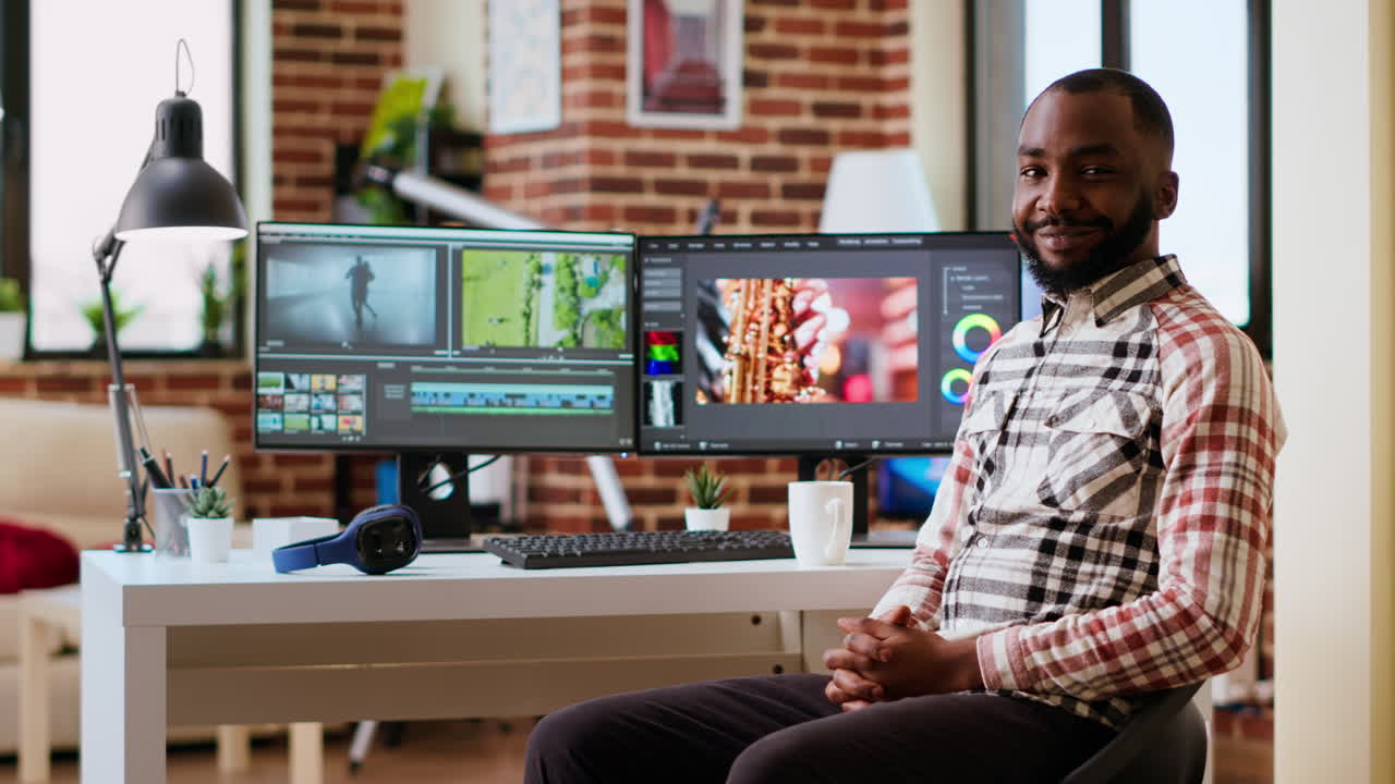 cineasta masculino editando montaje de video en software profesional