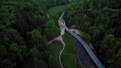 castillo de rocas en polonia, europa